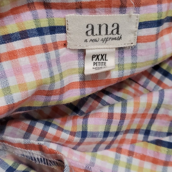 Buttoned Crop Top - Picture 3 of 6